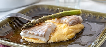 Dampet torsk med polentamos, asparges og brunet smør